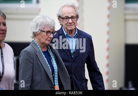 Brighton, UK. 25 Sep, 2017. Der Regisseur Ken Loach die Teilnahme an der Konferenz der Labour Party in Brighton: Simon Dack/Alamy leben Nachrichten Stockfoto