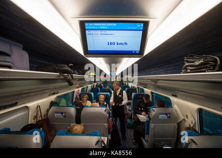 Pardubice, Tschechische Republik. 25 Sep, 2017. Vorstellung des ersten modernisierten SC Pendolino Train, neues Interieur auf SC 241 Kosican Zug auf dem Praha hl gesehen wird. Nadrazi (Prag Hauptbahnhof) - Kosice Route. Tschechische Republik, 25. September 2017 Quelle: Josef Vostarek/CTK Photo/Alamy leben Nachrichten Stockfoto