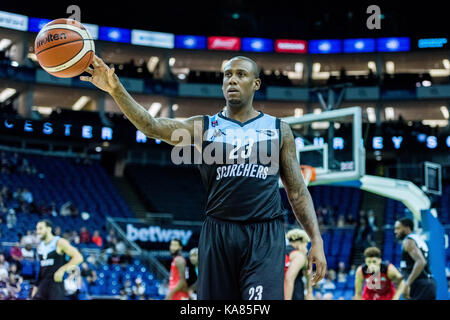 London, Großbritannien. 24 Sep, 2017. Betway All-Stars Basketball Meisterschaft am 02 London Lions gewinnen Eröffnungs betway British Basketball All-Stars Meisterschaft schlagen Newcastle Adler 26 vs 25. Alex Owumi passt den Ball in einem der früheren Umläufen (c) Credit: pmgimaging/Alamy leben Nachrichten Stockfoto