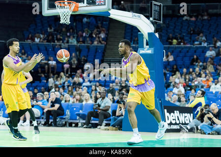 London, Großbritannien. 24 Sep, 2017. Betway All-Stars Basketball Meisterschaft am 02 London Lions gewinnen Eröffnungs betway British Basketball All-Stars Meisterschaft schlagen Newcastle Adler 26 vs 25. Teamkollegen Demonte Flannigan (15) den Ball vorbei an Justin Robinson (10) (c) Credit: pmgimaging/Alamy leben Nachrichten Stockfoto