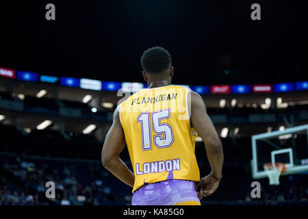 London, Großbritannien. 24 Sep, 2017. Betway All-Stars Basketball Meisterschaft am 02 London Lions gewinnen Eröffnungs betway British Basketball All-Stars Meisterschaft schlagen Newcastle Adler 26 vs 25. London Lions Demonte Flanningan Uhren von den Flügeln. (C) Kredite: pmgimaging/Alamy leben Nachrichten Stockfoto