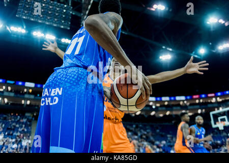 London, Großbritannien. 24 Sep, 2017. Betway All-Stars Basketball Meisterschaft am 02 London Lions gewinnen Eröffnungs betway British Basketball All-Stars Meisterschaft schlagen Newcastle Adler 26 vs 25. Surrey Scorchers Tony Hicks sucht ein Teamkollege während spielen, während die Wölfe verteidigt. (C) Kredite: pmgimaging/Alamy leben Nachrichten Stockfoto