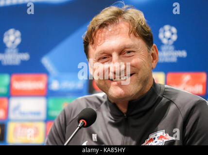 Istanbul, Türkei. September 2017. Leipzigs Cheftrainer Ralph Hasenhuettel spricht auf einer Pressekonferenz in Istanbul, Türkei, am 25. September 2017. RB Leipzig spielt am 26. September 2017 in der Champions-League-Gruppenphase gegen Besiktas Istanbul. Quelle: Jan Woitas/dpa-Zentralbild/dpa/Alamy Live News Stockfoto