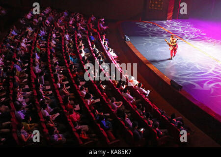 Colombo, Sri Lanka. 25 Sep, 2017. Chinesische Tänzer eine kulturelle Tanz an Nelum Pokuna Mahinda Rajapaksa Theater, Colombo, Sri Lanka. Credit: vimukthi Embuldeniya/Alamy leben Nachrichten Stockfoto