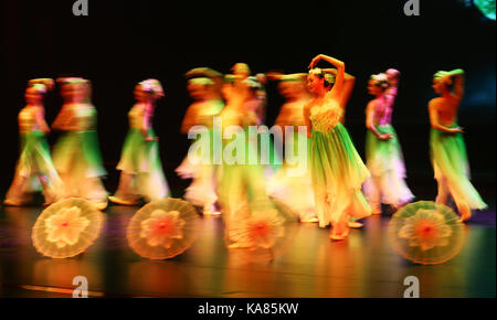 Colombo, Sri Lanka. 25 Sep, 2017. Chinesische Tänzer eine kulturelle Tanz an Nelum Pokuna Mahinda Rajapaksa Theater, Colombo, Sri Lanka. Credit: vimukthi Embuldeniya/Alamy leben Nachrichten Stockfoto