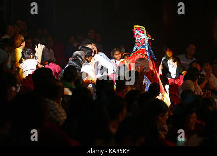 Colombo, Sri Lanka. 25 Sep, 2017. Chinesische Tänzer eine kulturelle Tanz an Nelum Pokuna Mahinda Rajapaksa Theater, Colombo, Sri Lanka. Credit: vimukthi Embuldeniya/Alamy leben Nachrichten Stockfoto