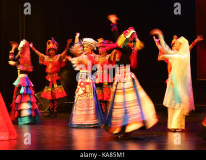 Colombo, Sri Lanka. 25 Sep, 2017. Chinesische Tänzer eine kulturelle Tanz an Nelum Pokuna Mahinda Rajapaksa Theater, Colombo, Sri Lanka. Credit: vimukthi Embuldeniya/Alamy leben Nachrichten Stockfoto