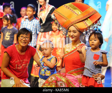 Colombo, Sri Lanka. 25 Sep, 2017. Chinesische Tänzer eine kulturelle Tanz an Nelum Pokuna Mahinda Rajapaksa Theater, Colombo, Sri Lanka. Credit: vimukthi Embuldeniya/Alamy leben Nachrichten Stockfoto