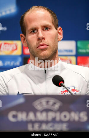 Istanbul, Türkei. 25 Sep, 2017. Leipziger Torwart Peter Gulacsi spricht auf einer Pressekonferenz in Istanbul, Türkei, 25. September 2017. RB Leipzig spielt gegen Besiktas Istanbul in der Champions League gruppenphase am 26. September 2017. Kredite: Jan Woitas/dpa-Zentralbild/dpa/Alamy leben Nachrichten Stockfoto