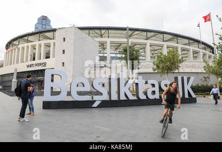 Istanbul, Türkei. 25 Sep, 2017. Ein riesiges Schild liest "Besiktas JK' an der Vodafone Arena in Istanbul, Türkei, 25. September 2017. RB Leipzig spielt gegen Besiktas Istanbul in der Champions League gruppenphase am 26. September 2017. Kredite: Jan Woitas/dpa-Zentralbild/dpa/Alamy leben Nachrichten Stockfoto