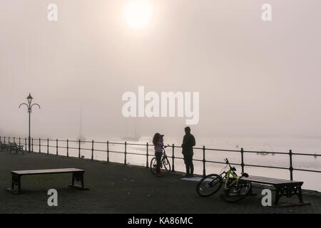 Ayrshire, UK. 25 Sep, 2017. UK Wetter. Eine plötzliche und unerwartete Meer Nebel rollte in den Firth of Clyde und überdachte Irvine Hafen Sichtbarkeit reduzieren und zu Schwierigkeiten führt, für den Versand und Jet Ski gleichermaßen. Aber es erwies sich als ein beliebter Ort für Touristen und Einheimische zu besuchen und das Spektakel wie die Sonne auf einem frühen Herbst am Abend beobachten. Credit: Findlay/Alamy leben Nachrichten Stockfoto