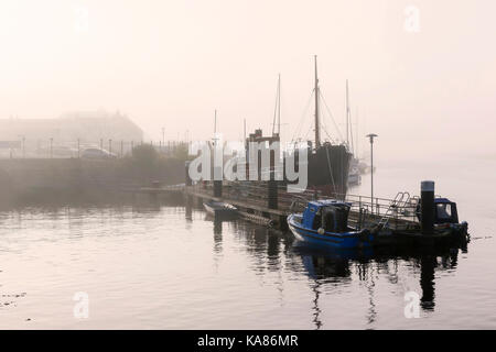 Ayrshire, UK. 25 Sep, 2017. UK Wetter. Eine plötzliche und unerwartete Meer Nebel rollte in den Firth of Clyde und überdachte Irvine Hafen Sichtbarkeit reduzieren und zu Schwierigkeiten führt, für den Versand und Jet Ski gleichermaßen. Aber es erwies sich als ein beliebter Ort für Touristen und Einheimische zu besuchen und das Spektakel wie die Sonne auf einem frühen Herbst am Abend beobachten. Credit: Findlay/Alamy leben Nachrichten Stockfoto