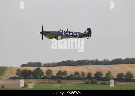 Duxford, England. 24 Sep, 2017. Eine Spitfire in die Luft als Teil der Flypast finale am Duxford die Schlacht um England Air Show in Duxford, England. Credit: Julian Elliott/Alamy leben Nachrichten Stockfoto