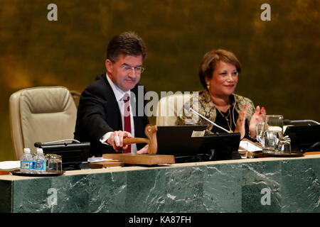 Vereinten Nationen, der Allgemeinen Aussprache auf der 72. Generalversammlung der Vereinten Nationen am UN-Sitz in New York. 25 Sep, 2017. Miroslav Lajcak (L), Präsident der 72. Vollversammlung der Vereinten Nationen, Hämmer der Generaldebatte der 72. Generalversammlung der Vereinten Nationen am UN-Hauptquartier in New York zu schließen, Sept. 25, 2017. Die VIP-Tagung der Generalversammlung der Vereinten Nationen (UNGA) für 2017 geschlossen hier am Montag, nachdem alle 196 Vertreter auf dem Podium aus Marmor, die in der vergangenen Woche sprach. Credit: Li Muzi/Xinhua/Alamy leben Nachrichten Stockfoto