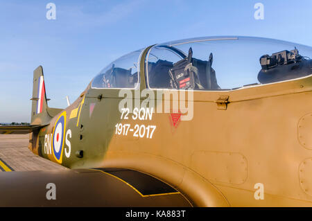 RAF Aldergrove, Nordirland. 25/09/2017 - Zwei Tucano Ausbildung Flugzeuge von 72 (R) Geschwader fliegen in RAF Aldergrove als Teil ihrer hundertjährigen Feiern. Eines der Flugzeuge wurde speziell versiegelter Lackierung aus der Schlacht von Großbritannien Spitfire gemalt. Stockfoto