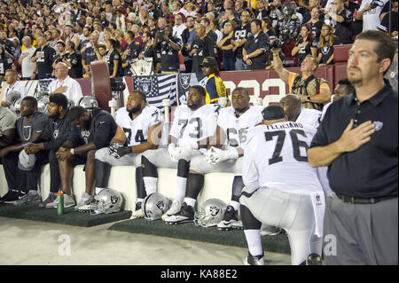 Landover, Maryland, USA. 24 Sep, 2017. Oakland Raiders Spieler einschließlich beleidigender Gerät VADAL ALEXANDER (74), beleidigender Gerät MARSHALL NEWHOUSE (73), offensive guard Frank Jackson (66) und Oakland Raiders offensive Guard JON FELICIANO (76) sitzen auf der Bank als Nationalhymne vor dem Spiel gegen die Washington Redskins am FedEx Feld gesungen wird. Die Räuber haben vor ihrer national im Fernsehen übertragenen Wettbewerb zu folgenden Tweets früh am Tag vom Präsidenten der Vereinigten Staaten Donald J. Trumpf drängen Besitzer zu "Feuer" oder "Unterbrechen" Spieler, die in den Protesten teilgenommen demonstrieren Stockfoto