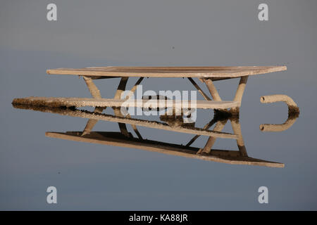 Bombay Beach, Kalifornien, USA. 10 Dez, 2016. Der Salton Sea ist ein flacher, Saline, endorheic rift See direkt auf der San Andreas Störung, vorwiegend in den südlichen Kalifornien Imperial und Coachella Täler. Der tiefste Punkt des Meeres ist 1,5 m (5 ft) höher als der niedrigste Punkt des Death Valley. Die jüngsten Zufluss von Wasser aus dem inzwischen stark kontrollierten Colorado River wurde versehentlich durch die Ingenieure der Kalifornien Development Company im Jahre 1905 erstellt. Die daraus resultierenden Abfluss die engineered Canal überwältigt, und der Fluss floss in den Salton Becken für zwei Jahre, füllen Stockfoto