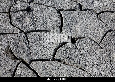 Bombay Beach, Kalifornien, USA. 10 Dez, 2016. Trockene Wattenmeer am Ufer des Salton See gerissen. Der Salton Sea ist ein flacher, Saline, endorheic rift See direkt auf der San Andreas Störung, vorwiegend in den südlichen Kalifornien Imperial und Coachella Täler. Der tiefste Punkt des Meeres ist 1,5 m (5 ft) höher als der niedrigste Punkt des Death Valley. Die jüngsten Zufluss von Wasser aus dem inzwischen stark kontrollierten Colorado River wurde versehentlich durch die Ingenieure der Kalifornien Development Company im Jahre 1905 erstellt. Die daraus resultierenden Abfluss die engineered Canal überwältigt, und der Fluss Stockfoto