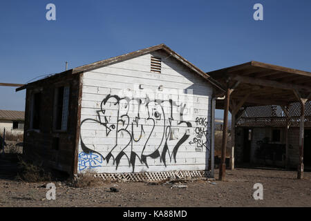 Bombay Beach, Kalifornien, USA. 10 Dez, 2016. Graffiti bedeckt leeren Gebäude entlang der Uferpromenade von Bombay entfernt. Bombay Beach ist ein Census-designated place im Imperial County, Südkalifornien. Es ist auf der Salton See entfernt und ist die niedrigste Gemeinschaft in Amerika, 223 Fuß (68 m) unter dem Meeresspiegel befindet. Die Bevölkerung wurde 295 an der Volkszählung 2010. Der Salton Sea ist ein flacher, Saline, endorheic rift See direkt auf der San Andreas Störung, vorwiegend in den südlichen Kalifornien Imperial und Coachella Täler. Der tiefste Punkt des Meeres ist 1,5 m (5 ft) höher als die niedrigste Po Stockfoto