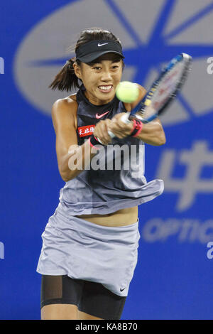 Wuhan, China. 25 Sep, 2017. (Redaktionelle Verwendung. CHINA). Chinesische tennis player Zhang Shuai Niederlagen kroatische Tennisspieler Donna Vekic 2-1 am 2017 WTA Wuhan Öffnen in Wuhan, Zentralchina Provinz Hubei. Credit: SIPA Asien/ZUMA Draht/Alamy leben Nachrichten Stockfoto