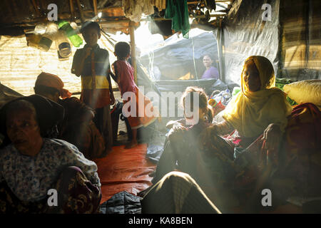 Cox's Bazar, Bangladesch. 25 Sep, 2017. September 25, 2017, Cox's Bazar, Bangladesch - Rohingya Familie Mitglieder in Ihrer behelfsmäßigen Hütte in Thankhali Flüchtlingslager in Teknaf. Nach Angaben der Vereinten Nationen mehr als 4, 36.000 Rohingya-flüchtlinge haben Myanmar von Gewalt in den letzten eines Monats geflohen, die meisten versuchen, die Grenze zu überqueren und Bangladesch zu erreichen. Internationale Organisationen haben Nachmeldungen von Menschenrechtsverletzungen und Exekutionen angeblich durchgeführt von der myanmarischen Armee. Credit: K M Asad/ZUMA Draht/Alamy leben Nachrichten Stockfoto