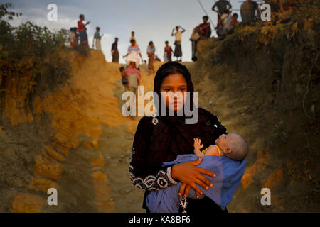 Cox's Bazar, Bangladesch. 25 Sep, 2017. September 25, 2017, Cox's Bazar, Bangladesch - Rohingya Mutter weg zu ihrem provisorischen Zelt bei Thankhali Flüchtlingslager in Teknaf. Nach Angaben der Vereinten Nationen mehr als 4, 36.000 Rohingya-flüchtlinge haben Myanmar von Gewalt in den letzten eines Monats geflohen, die meisten versuchen, die Grenze zu überqueren und Bangladesch zu erreichen. Internationale Organisationen haben Nachmeldungen von Menschenrechtsverletzungen und Exekutionen angeblich durchgeführt von der myanmarischen Armee. Credit: K M Asad/ZUMA Draht/Alamy leben Nachrichten Stockfoto