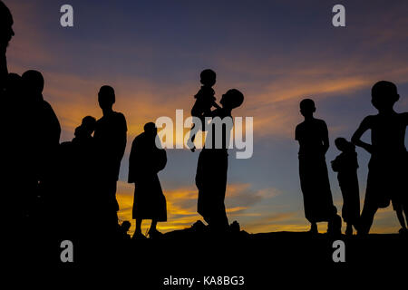 Cox's Bazar, Bangladesch. 25 Sep, 2017. September 25, 2017, Cox's Bazar, Bangladesch - Rohingya Flüchtlinge Menschen bei Thankhali Flüchtlingslager in Teknaf. Nach Angaben der Vereinten Nationen mehr als 4, 36.000 Rohingya-flüchtlinge haben Myanmar von Gewalt in den letzten eines Monats geflohen, die meisten versuchen, die Grenze zu überqueren und Bangladesch zu erreichen. Internationale Organisationen haben Nachmeldungen von Menschenrechtsverletzungen und Exekutionen angeblich durchgeführt von der myanmarischen Armee. Credit: K M Asad/ZUMA Draht/Alamy leben Nachrichten Stockfoto