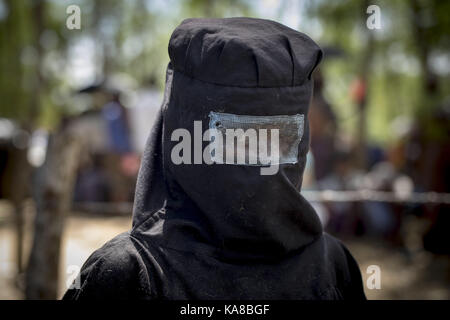 Cox's Bazar, Bangladesch. 25 Sep, 2017. September 25, 2017, Cox's Bazar, Bangladesch - Rohingya Flüchtlinge warten für Nahrungsmittelhilfe auf die Flüchtlingslager in Balukhali Ukhiya. Nach Angaben der Vereinten Nationen mehr als 4, 36.000 Rohingya-flüchtlinge haben Myanmar von Gewalt in den letzten eines Monats geflohen, die meisten versuchen, die Grenze zu überqueren und Bangladesch zu erreichen. Internationale Organisationen haben Nachmeldungen von Menschenrechtsverletzungen und Exekutionen angeblich durchgeführt von der myanmarischen Armee. Credit: K M Asad/ZUMA Draht/Alamy leben Nachrichten Stockfoto