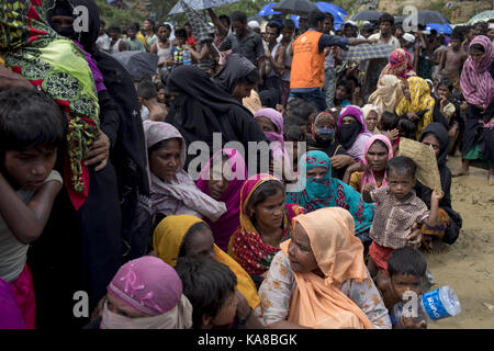 Cox's Bazar, Bangladesch. 25 Sep, 2017. September 25, 2017, Cox's Bazar, Bangladesch - Rohingya-flüchtlinge warten für Nahrungsmittelhilfe auf die Flüchtlingslager in Balukhali Ukhiya. Nach Angaben der Vereinten Nationen mehr als 4, 36.000 Rohingya-flüchtlinge haben Myanmar von Gewalt in den letzten eines Monats geflohen, die meisten versuchen, die Grenze zu überqueren und Bangladesch zu erreichen. Internationale Organisationen haben Nachmeldungen von Menschenrechtsverletzungen und Exekutionen angeblich durchgeführt von der myanmarischen Armee. Credit: K M Asad/ZUMA Draht/Alamy leben Nachrichten Stockfoto