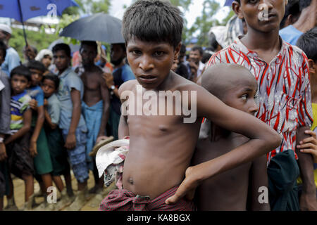 Cox's Bazar, Bangladesch. 25 Sep, 2017. September 25, 2017, Cox's Bazar, Bangladesch - Rohingya Flüchtlingskind warten in einer Linie, die für die nahrungsmittelhilfe Raffung am Balukhali Flüchtlingslager in Ukhiya. Nach Angaben der Vereinten Nationen mehr als 4, 36.000 Rohingya-flüchtlinge haben Myanmar von Gewalt in den letzten eines Monats geflohen, die meisten versuchen, die Grenze zu überqueren und Bangladesch zu erreichen. Internationale Organisationen haben Nachmeldungen von Menschenrechtsverletzungen und Exekutionen angeblich durchgeführt von der myanmarischen Armee. Credit: K M Asad/ZUMA Draht/Alamy leben Nachrichten Stockfoto