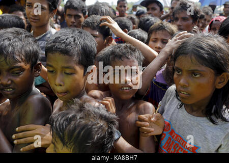 Cox's Bazar, Bangladesch. 25 Sep, 2017. September 25, 2017, Cox's Bazar, Bangladesch - Kinder der Rohingya Flüchtlinge in einer Warteschlange an Balukhali Flüchtlingslager warten in Ukhiya. Nach Angaben der Vereinten Nationen mehr als 4, 36.000 Rohingya-flüchtlinge haben Myanmar von Gewalt in den letzten eines Monats geflohen, die meisten versuchen, die Grenze zu überqueren und Bangladesch zu erreichen. Internationale Organisationen haben Nachmeldungen von Menschenrechtsverletzungen und Exekutionen angeblich durchgeführt von der myanmarischen Armee. Credit: K M Asad/ZUMA Draht/Alamy leben Nachrichten Stockfoto