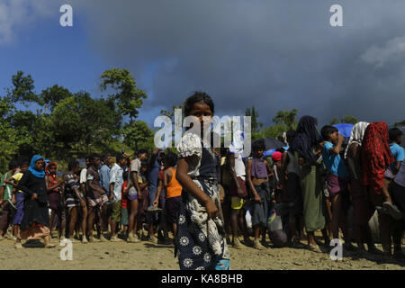 Cox's Bazar, Bangladesch. 25 Sep, 2017. September 25, 2017, Cox's Bazar, Bangladesch - Rohingya Flüchtlinge Mädchens kommen Entlastung am Balukhali Flüchtlingslager in Ukhiya zu nehmen. Nach Angaben der Vereinten Nationen mehr als 4, 36.000 Rohingya-flüchtlinge haben Myanmar von Gewalt in den letzten eines Monats geflohen, die meisten versuchen, die Grenze zu überqueren und Bangladesch zu erreichen. Internationale Organisationen haben Nachmeldungen von Menschenrechtsverletzungen und Exekutionen angeblich durchgeführt von der myanmarischen Armee. Credit: K M Asad/ZUMA Draht/Alamy leben Nachrichten Stockfoto