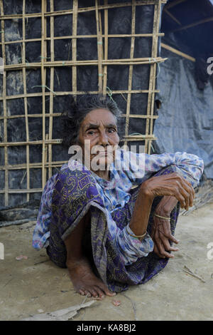 Cox's Bazar, Bangladesch. 25 Sep, 2017. September 25, 2017, Cox's Bazar, Bangladesch - Porträt von alter Rohingya Flüchtlinge Frau in ihrem provisorischen Zelt bei Thankhali Flüchtlingslager in Teknaf. Nach Angaben der Vereinten Nationen mehr als 4, 36.000 Rohingya-flüchtlinge haben Myanmar von Gewalt in den letzten eines Monats geflohen, die meisten versuchen, die Grenze zu überqueren und Bangladesch zu erreichen. Internationale Organisationen haben Nachmeldungen von Menschenrechtsverletzungen und Exekutionen angeblich durchgeführt von der myanmarischen Armee. Credit: K M Asad/ZUMA Draht/Alamy leben Nachrichten Stockfoto