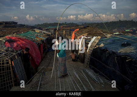 Cox's Bazar, Bangladesch. 25 Sep, 2017. September 25, 2017, Cox's Bazar, Bangladesch - Rohingya Flüchtlinge Menschen versuchen, ein Zelt bei Thankhali Flüchtlingslager in Teknaf zu machen. Nach Angaben der Vereinten Nationen mehr als 4, 36.000 Rohingya-flüchtlinge haben Myanmar von Gewalt in den letzten eines Monats geflohen, die meisten versuchen, die Grenze zu überqueren und Bangladesch zu erreichen. Internationale Organisationen haben Nachmeldungen von Menschenrechtsverletzungen und Exekutionen angeblich durchgeführt von der myanmarischen Armee. Credit: K M Asad/ZUMA Draht/Alamy leben Nachrichten Stockfoto