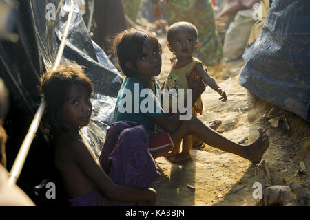 Cox's Bazar, Bangladesch. September 2017. Rohingya Flüchtlingskind mit ihrem Bruder im Flüchtlingslager Balukhali in Ukhiya, Cox's Bazar, Bangladesch, 25. September 2017. Nach Angaben der UN sind im letzten Monat mehr als 4 36.000 Rohingya-Flüchtlinge aus Myanmar vor Gewalt geflohen, die meisten versuchten, die Grenze zu überqueren und Bangladesch zu erreichen. Internationale Organisationen haben über Menschenrechtsverletzungen und Massenhinrichtungen berichtet, die angeblich von der Armee Myanmars durchgeführt wurden. Quelle: K M Asad/ZUMA Wire/Alamy Live News Stockfoto