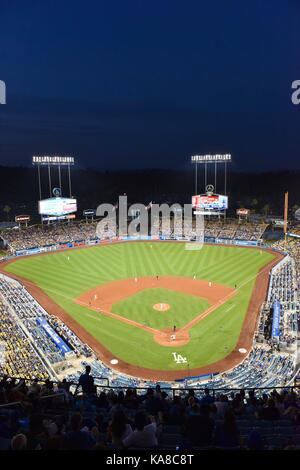 Los Angeles, Kalifornien, USA. 4. Sep 2017. Dodger Stadium MLB: Eine allgemeine Ansicht innerhalb von Dodger Stadium vom oberen Deck im achten Inning während der Major League Baseball Spiel zwischen den Arizona Diamondbacks und die Los Angeles Dodgers in Los Angeles, Kalifornien, USA. Credit: Hiroaki Yamaguchi/LBA/Alamy leben Nachrichten Stockfoto