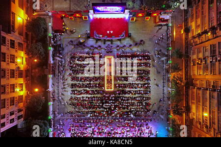 Xuzhou, Provinz Shanxi Chinas. 23 Sep, 2017. Senioren nehmen an einer gemeinschaftlichen Aktivität Feiert die kommenden nationalen Feiertage und Mid Autumn Festival in Xuzhou City, North China Provinz Shanxi, Sept. 23, 2017. Mehr als 300 Bürger von über 70 Jahren nahmen an der Feier Aktivität mit ihren Familien und Freiwilligen. Chinas nationale Tag fällt am 1. Quelle: Ma Ping/Xinhua/Alamy leben Nachrichten Stockfoto