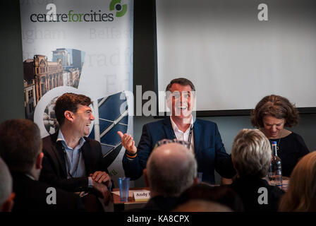 Brighton, UK. 25 Sep, 2017. Andy Burnham, Bürgermeister von Greater Manchester, und Steve Rotheram, Bürgermeister von Liverpool City Region, teilen ein Witz während einer Franse bei Labour Party Konferenz der think tank Center für Städte (c) Credit: Paul Swinney/Alamy Leben Nachrichten gehostet Stockfoto