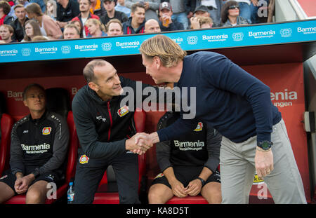 Trainer Heiko HERRLICH l. (LEV) begruesst Trainer Markus GISDOL (HH) Fussball 1. Bundesliga, 6. Spieltag, Bayer 04 Leverkusen (LEV) - HSV Hamburg (HH), am 24.09.2017 in Leverkusen/Deutschland. | Verwendung weltweit Stockfoto