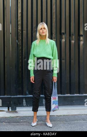 Blogger Linda Tol posing außerhalb des MSGM Runway Show in Mailand auf der Modewoche - Sept. 24, 2017 - Foto: Start- und Landebahn Manhattan/Gnade Lunn *** Für die redaktionelle Nutzung nur*** | Verwendung weltweit Stockfoto