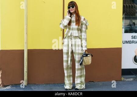 Blogger Daniela Zuccotti posing außerhalb des Marni Runway Show in Mailand auf der Modewoche - Sept. 24, 2017 - Foto: Start- und Landebahn Manhattan/Gnade Lunn *** Für die redaktionelle Nutzung nur*** | Verwendung weltweit Stockfoto