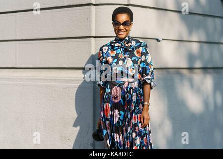 Mailand, Italien. 24 Sep, 2017. Tamu McPherson posing außerhalb des Marni Runway Show in Mailand auf der Modewoche - Sept. 24, 2017 - Credit: Runway Manhattan/Gnade Lunn *** Für die redaktionelle Nutzung nur*** | Verwendung weltweit/dpa/Alamy leben Nachrichten Stockfoto