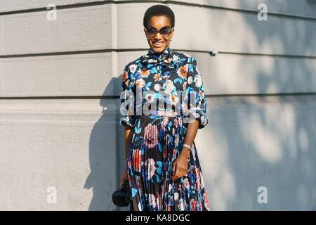 Mailand, Italien. 24 Sep, 2017. Tamu McPherson posing außerhalb des Marni Runway Show in Mailand auf der Modewoche - Sept. 24, 2017 - Credit: Runway Manhattan/Gnade Lunn *** Für die redaktionelle Nutzung nur*** | Verwendung weltweit/dpa/Alamy leben Nachrichten Stockfoto