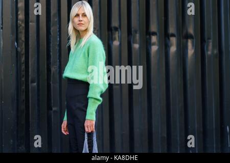 Mailand, Italien. 24 Sep, 2017. Blogger Linda Tol posing außerhalb des MSGM Runway Show in Mailand auf der Modewoche - Sept. 24, 2017 - Credit: Runway Manhattan/Gnade Lunn *** Für die redaktionelle Nutzung nur*** | Verwendung weltweit/dpa/Alamy leben Nachrichten Stockfoto