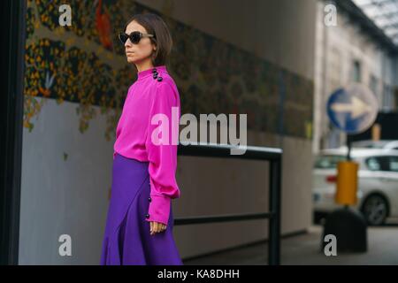 Mailand, Italien. 24 Sep, 2017. Blogger Erika Boldrin posing außerhalb des MSGM Runway Show in Mailand auf der Modewoche - Sept. 24, 2017 - Credit: Runway Manhattan/Gnade Lunn *** Für die redaktionelle Nutzung nur*** | Verwendung weltweit/dpa/Alamy leben Nachrichten Stockfoto