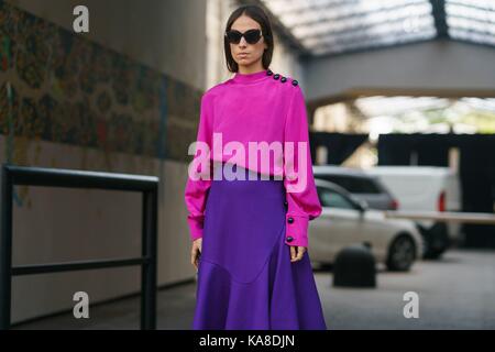 Mailand, Italien. 24 Sep, 2017. Blogger Erika Boldrin posing außerhalb des MSGM Runway Show in Mailand auf der Modewoche - Sept. 24, 2017 - Credit: Runway Manhattan/Gnade Lunn *** Für die redaktionelle Nutzung nur*** | Verwendung weltweit/dpa/Alamy leben Nachrichten Stockfoto