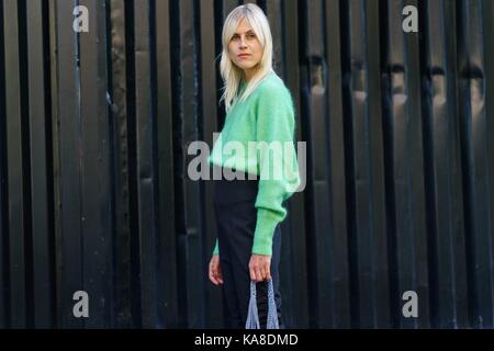 Mailand, Italien. 24 Sep, 2017. Blogger Linda Tol posing außerhalb des MSGM Runway Show in Mailand auf der Modewoche - Sept. 24, 2017 - Credit: Runway Manhattan/Gnade Lunn *** Für die redaktionelle Nutzung nur*** | Verwendung weltweit/dpa/Alamy leben Nachrichten Stockfoto