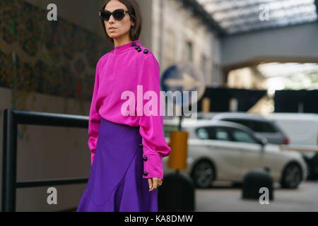 Mailand, Italien. 24 Sep, 2017. Blogger Erika Boldrin posing außerhalb des MSGM Runway Show in Mailand auf der Modewoche - Sept. 24, 2017 - Credit: Runway Manhattan/Gnade Lunn *** Für die redaktionelle Nutzung nur*** | Verwendung weltweit/dpa/Alamy leben Nachrichten Stockfoto