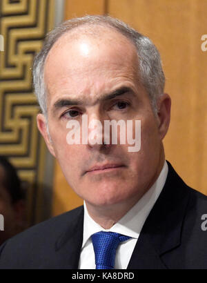 United States Senator Bob Casey (Demokrat von Pennsylvania) hört während der US-Senat Ausschusses für Finanzen" Anhörung der Graham-Cassidy - Heller-Johnson Vorschlag, "auf die Aufhebung und der Erschwingliche Pflege Handeln (ACA) - auch bekannt als 'DObamaCare" in Washington, DC am Montag, 25. September 2017 ersetzen. Credit: Ron Sachs/CNP · KEINE LEITUNG SERVICE · Foto: Ron Sachs/konsolidierte News Fotos/Ron Sachs - CNP Stockfoto