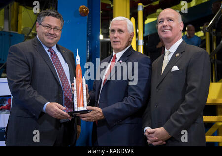 United States Vice President Mike Pence, Mitte, wird mit einem SLS Rakete Modell durch die NASA Marshall Space Flight Center Director Todd Mai vorgelegt, Links, wie US-Vertreter Robert Aderholt (Republikaner von Alabama) schaut auf außerhalb des Raumes starten System (SLS) strukturelle Prüfstand, Montag, Sept. 25, 2017 bei der NASA Marshall Space Flight Center in Huntsville, Alabama. Der stellvertretende Präsident besuchte das Space Center test Hardware für die NASA Space Launch System, Amerikas neue Deep space Rocket zum Ansehen und die Crew an Bord der Internationalen Raumstation zu nennen. Obligatorische Credit: Bill Ingalls/NASA über Stockfoto